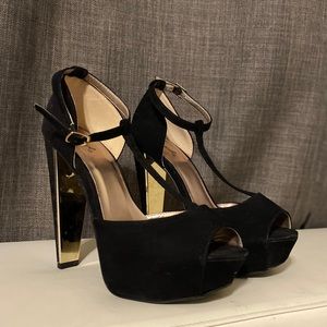 USED SIZE 8 QUPID HEELS
